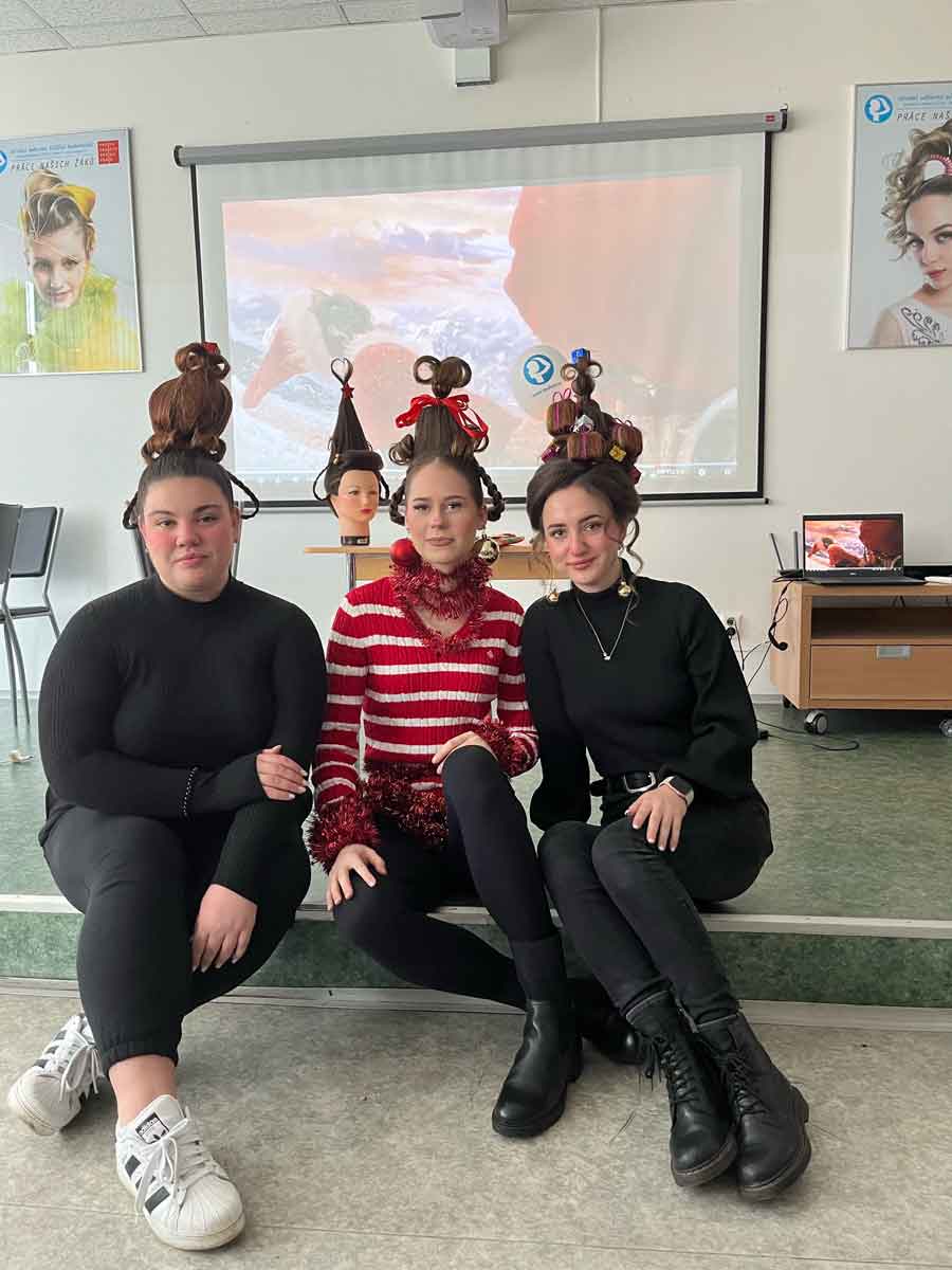 Žáci 3. ročníků vytvořili účesy inspirované filmem Grinch